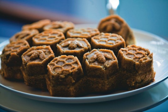 Bolo de mel e amêndoas: charmoso formato de favo de mel Bolo de mel e amêndoas: charmoso formato de favo de mel