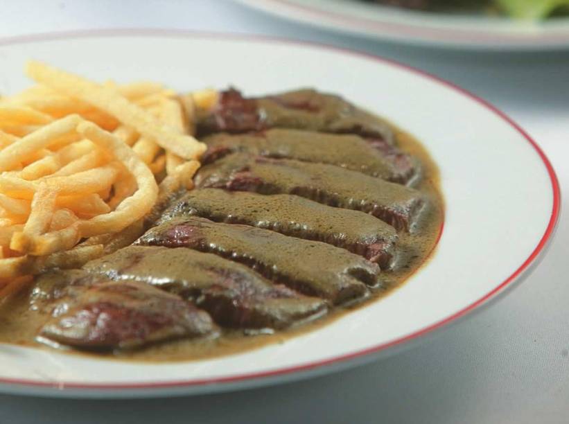 No entrecôte, único prato no cardápio, o bife de contrafilé é coberto por um molho untuoso e acompanhado de fritas