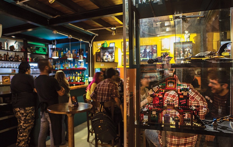 O salão, cheio de prateleiras com miniaturas: temática nerd O salão, cheio de prateleiras com miniaturas: temática nerd