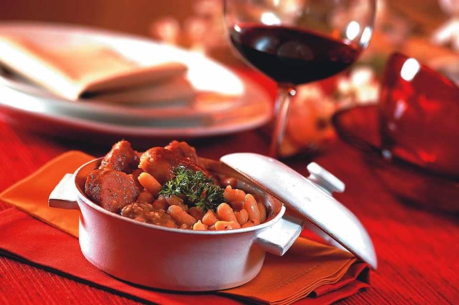 Harmonização de cassoulet com três taças de diferentes vinhos: no francês La Casserole