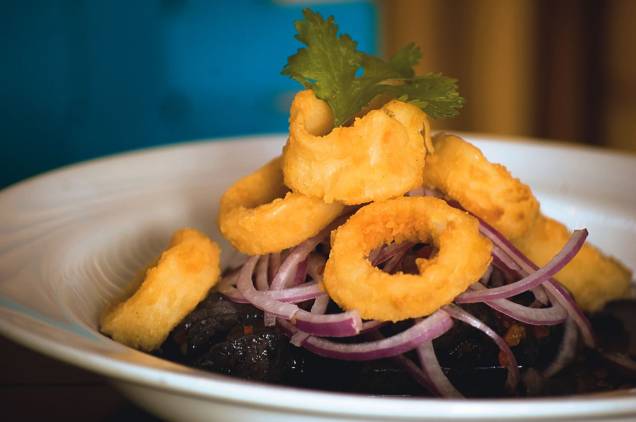 À moda peruana: o La Mar faz ceviche em tinta de lula com anéis do molusco empanados À moda peruana: o La Mar faz ceviche em tinta de lula com anéis do molusco empanados