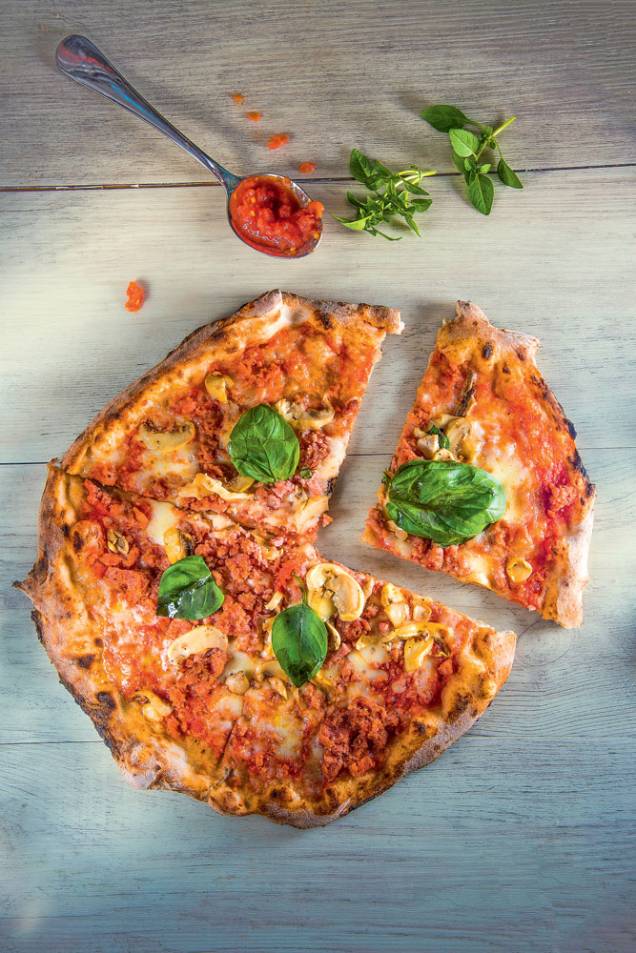 La Pizza di Eataly por Rossopomodoro: cogumelos, linguiça artesanal moída, mussarela e manjericão são combinados sem exagero, para não roubar o sabor da massa La Pizza di Eataly por Rossopomodoro: cogumelos, linguiça artesanal moída, mussarela e manjericão são combinados sem exagero, para não roubar o sabor da massa