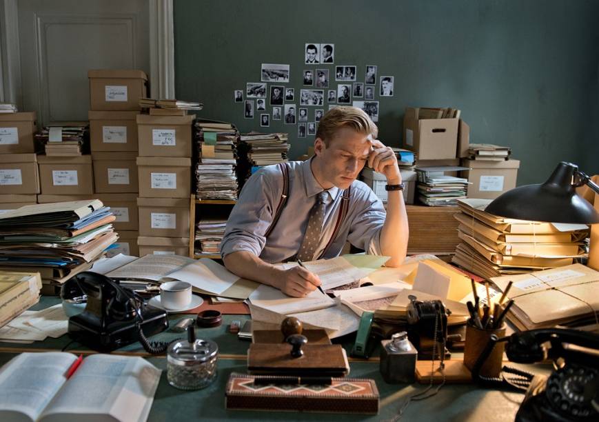 Labirinto de Mentiras: um jovem promotor público encontra documentos que ajudam a processar membros da SS que serviram em Auschwitz Labirinto de Mentiras: um jovem promotor público encontra documentos que ajudam a processar membros da SS que serviram em Auschwitz