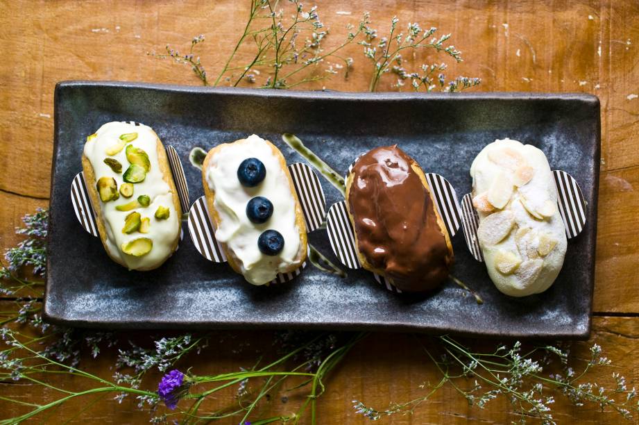 Faire La Bombe: éclairs pequenas de pistache, mirtilo, baunilha e amêndoas