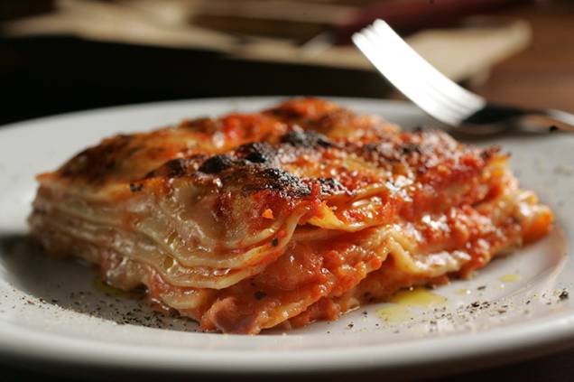 Forquilha: lasanha de presunto, queijos mussarela, parmesão e provolone Forquilha: lasanha de presunto, queijos mussarela, parmesão e provolone