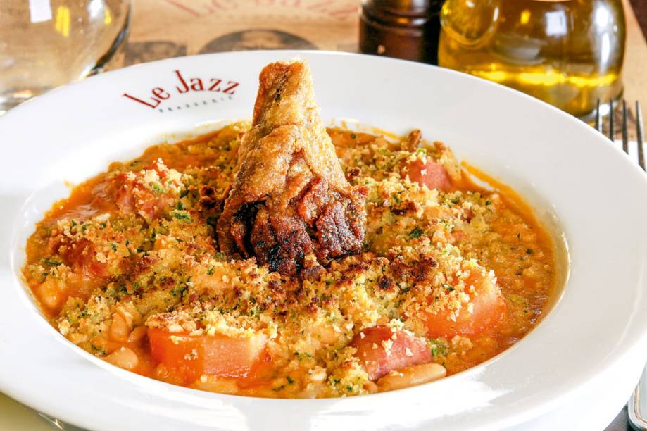 O cassoulet, cozido francês preparado com feijão branco, é servido com confit de pato, linguiça e cenoura