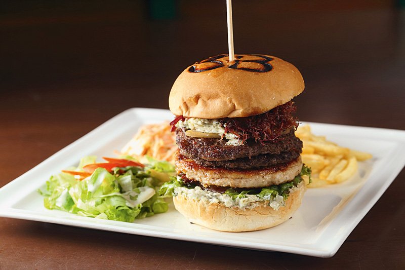 O lanche chamado só viande com batata frita de acompanhamento