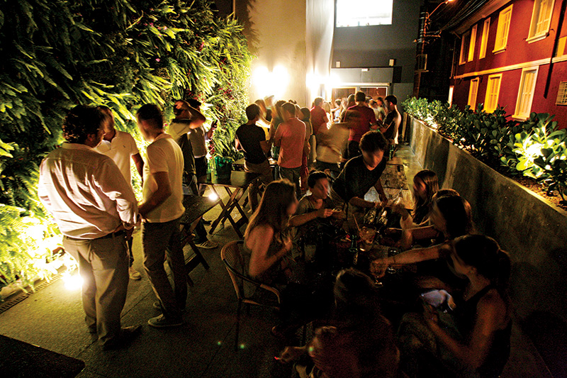 As mesas da área externa: espaço agradável As mesas da área externa: espaço agradável