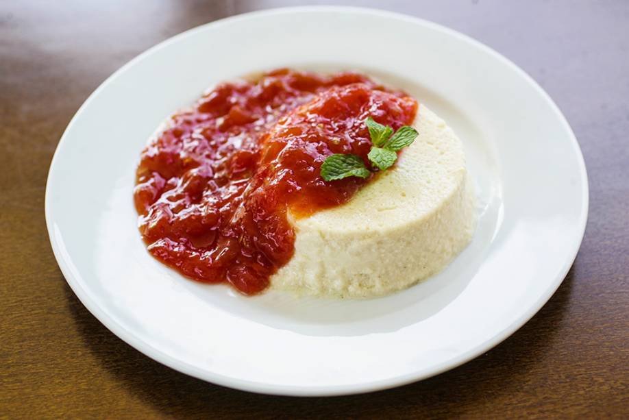 Torta de ricota com geleia de tomate