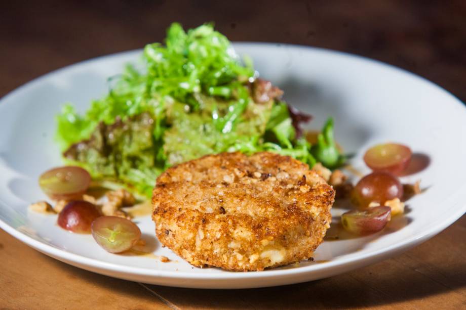 Salada de queijo saint-marcellin empanado em nozes