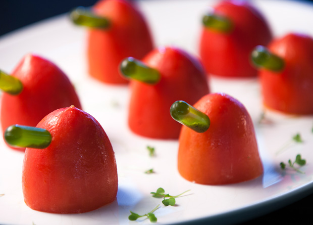 Tomate espetado por uma ampola de queijo de cabra e molho pesto