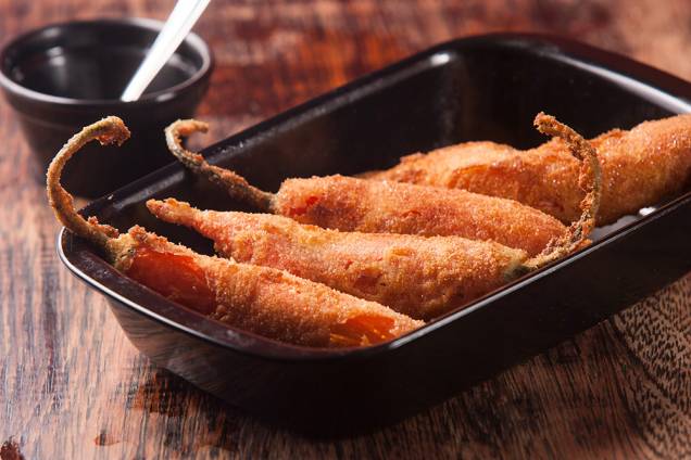 Entre os petiscos estão as pimentas dedo-de-moça recheadas de linguiça Entre os petiscos estão as pimentas dedo-de-moça recheadas de linguiça