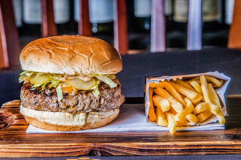 Hambúrguer com alface, queijo cheddar, cebola e picles de maxixe Hambúrguer com alface, queijo cheddar, cebola e picles de maxixe