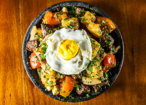 Mexido nordestino, com carne de sol, tomate, cebola, mandioca e queijo de coalho