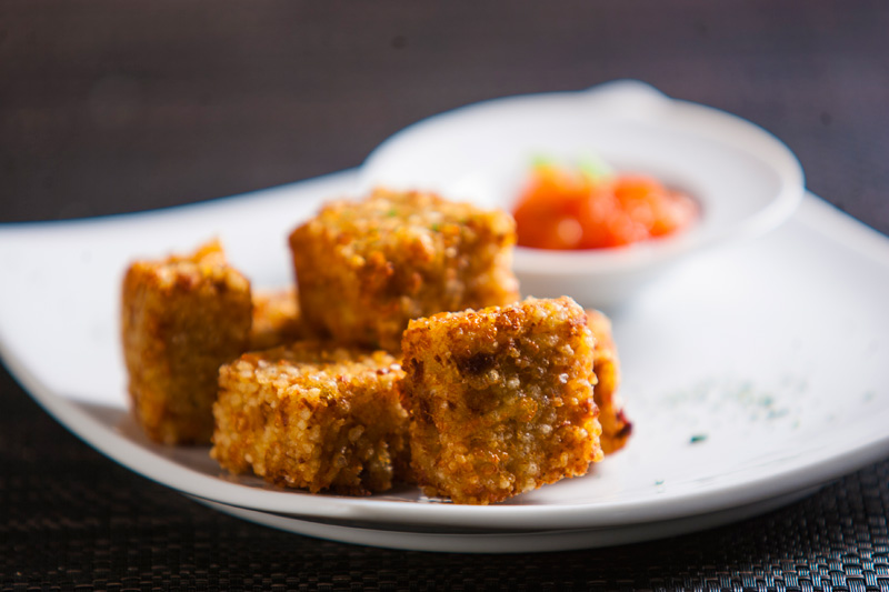 Crocante de tapioca, queijo de coalho e compota de pimenta ao molho de tomate