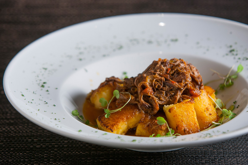 Nhoque de batata com tangerina ao ragu de costela