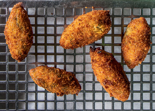 O bolinho: enrolado em crosta de pão italiano