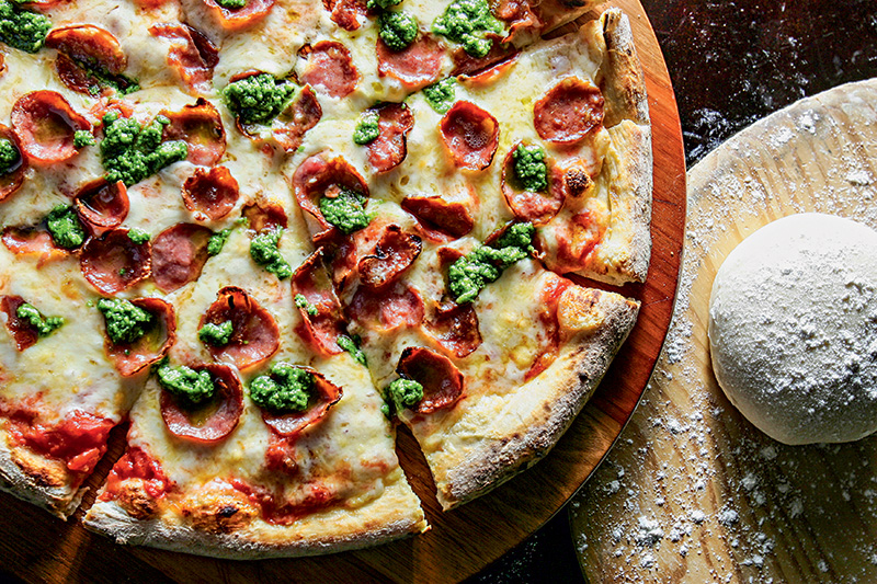 Minho: paio crocante ao pesto de couve sobre mussarela Minho: paio crocante ao pesto de couve sobre mussarela