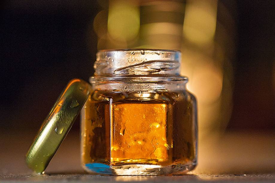 Coquetéis servidos em minividros de geleia Coquetéis servidos em minividros de geleia