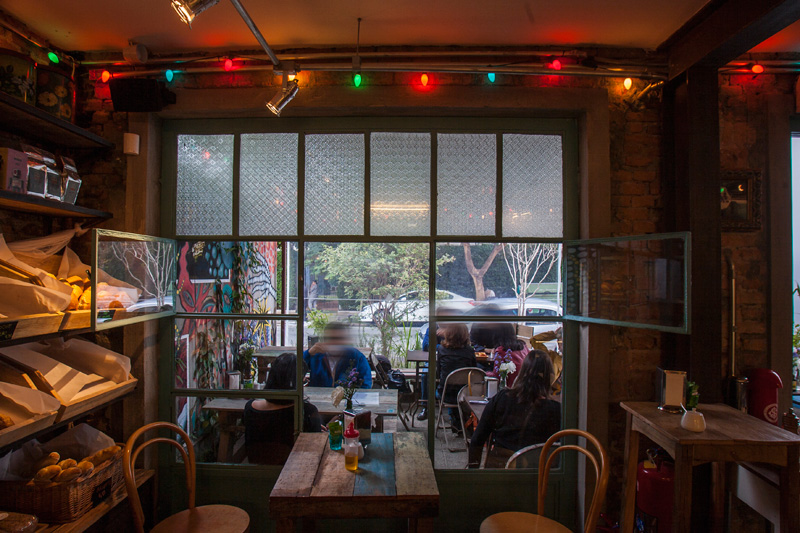 Salão repleto de móveis com cara de fazenda Salão repleto de móveis com cara de fazenda