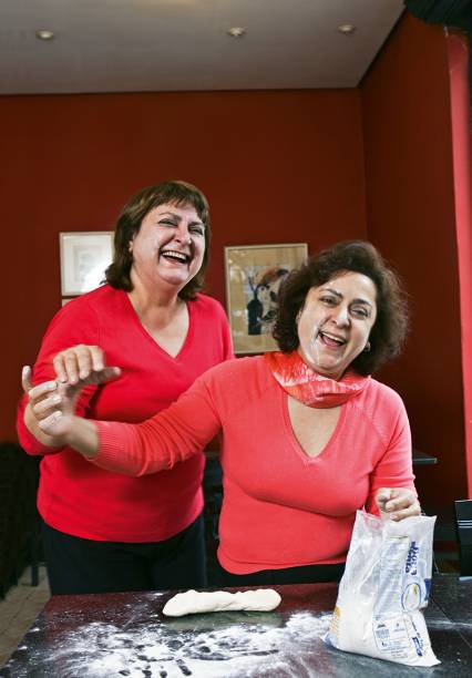 As irmãs Xmune e Olinda: mão na massa com alto-astral As irmãs Xmune e Olinda: mão na massa com alto-astral