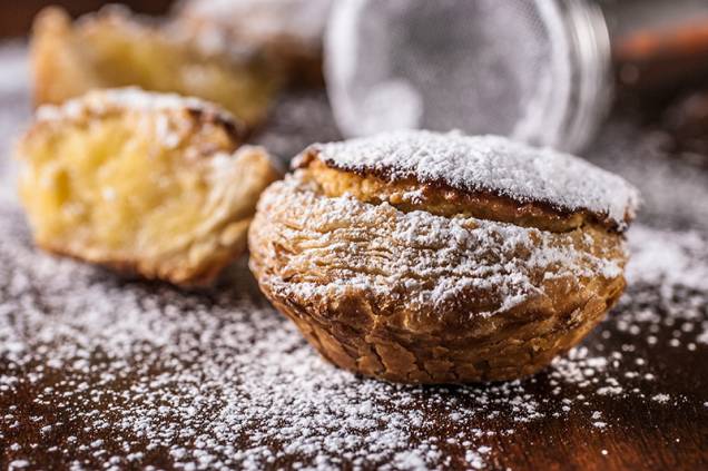No recheio do pastel de torres entram creme de ovos mais feijão-branco e farinha de amêndoa No recheio do pastel de torres entram creme de ovos mais feijão-branco e farinha de amêndoa
