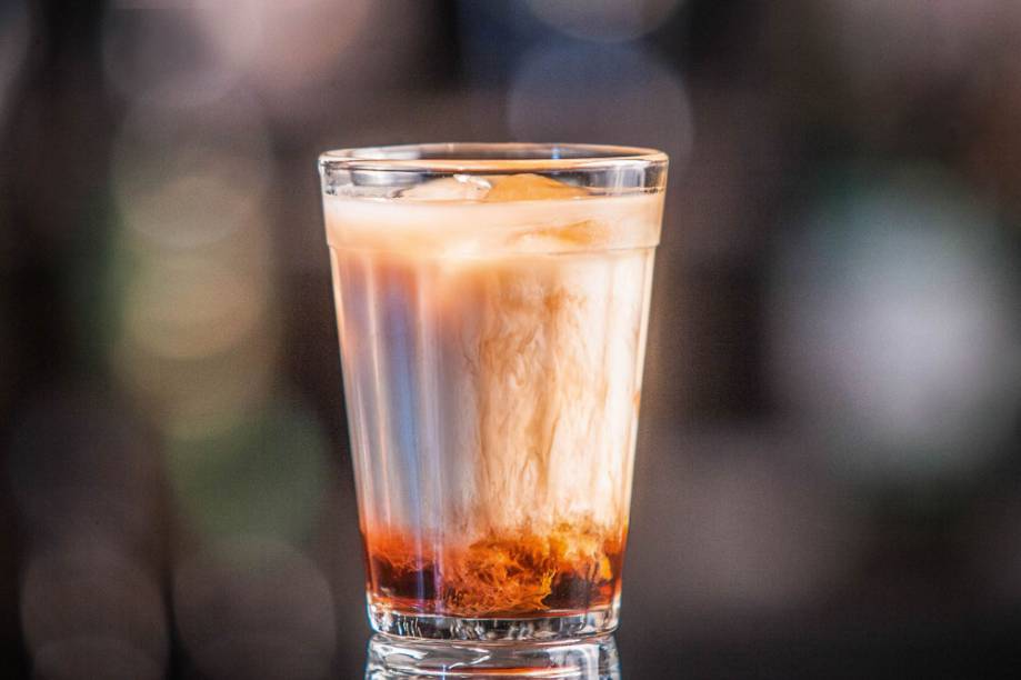 White russian: vodca, licor de café e creme de leite