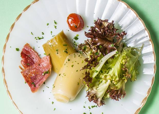 Salada de alho-poró com vinagrete e chips de presunto cru
