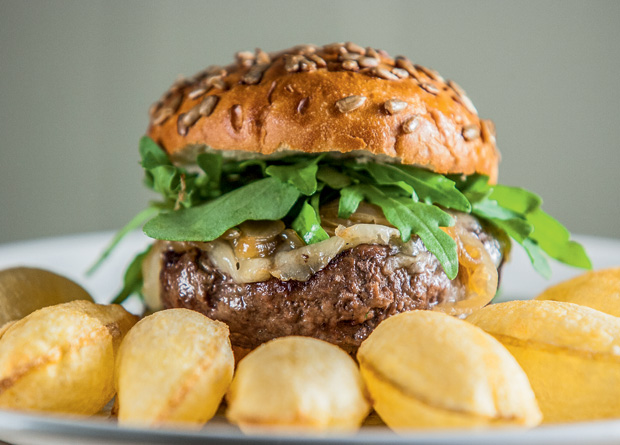 Hambúrguer com rúcula, cebola e pão com sementes de girassol: pegada pop