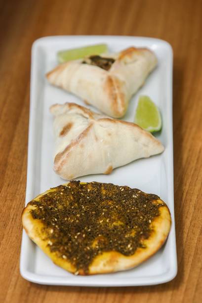 O trio de esfihas composto por uma aberta de zátar e as fechadas de carne e de verdura O trio de esfihas composto por uma aberta de zátar e as fechadas de carne e de verdura