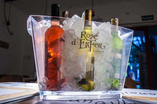 A carta possui mais de 50 rótulos de vinhos A carta possui mais de 50 rótulos de vinhos