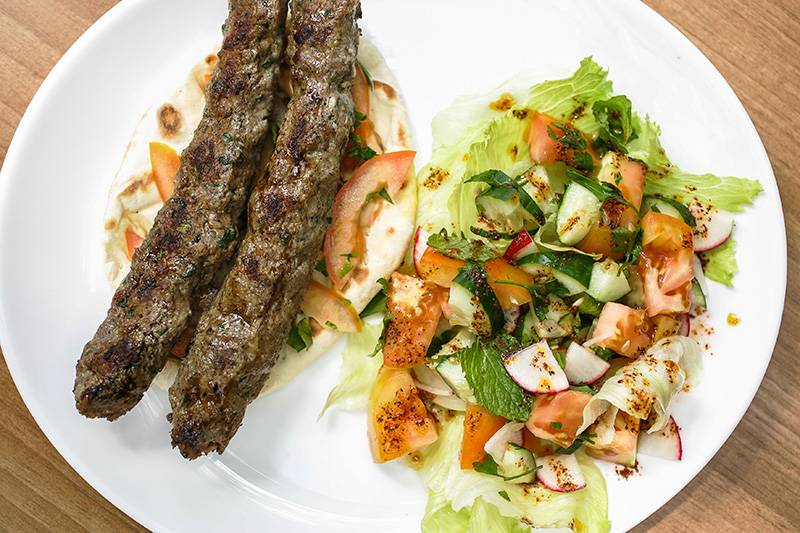 Duo de cafta com salada fatuche, que pode ser substituída por tabule