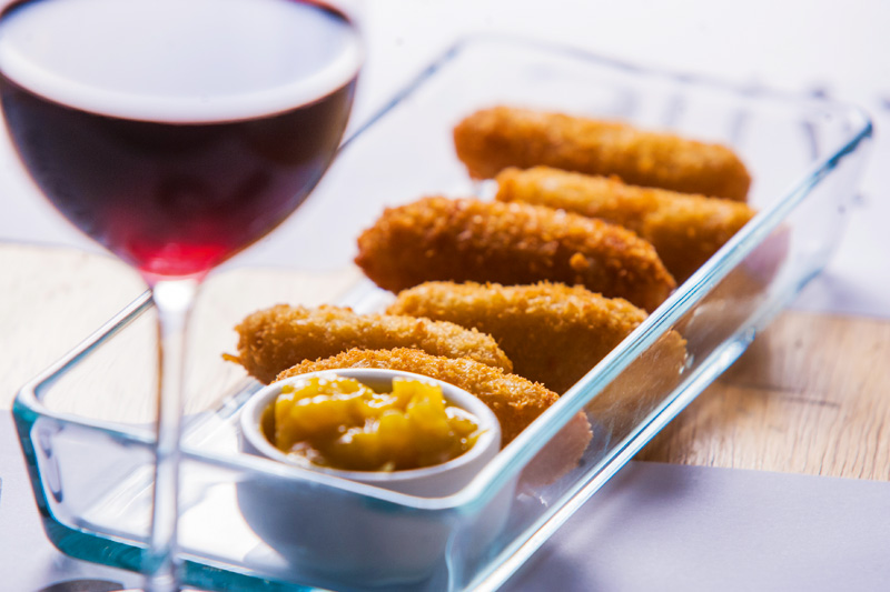 Para acompanhar as taças: croqueta cremosa de queijo brie Para acompanhar as taças: croqueta cremosa de queijo brie