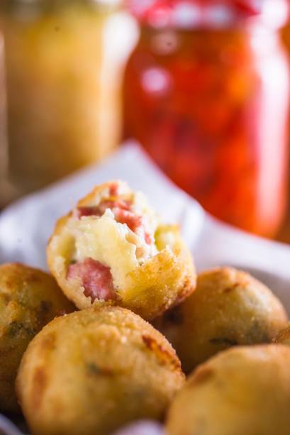 Bolinho de mandioca com salame