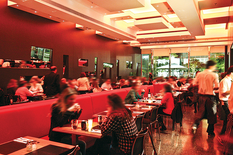 O belo e movimentado ambiente: no térreo do shopping O belo e movimentado ambiente: no térreo do shopping