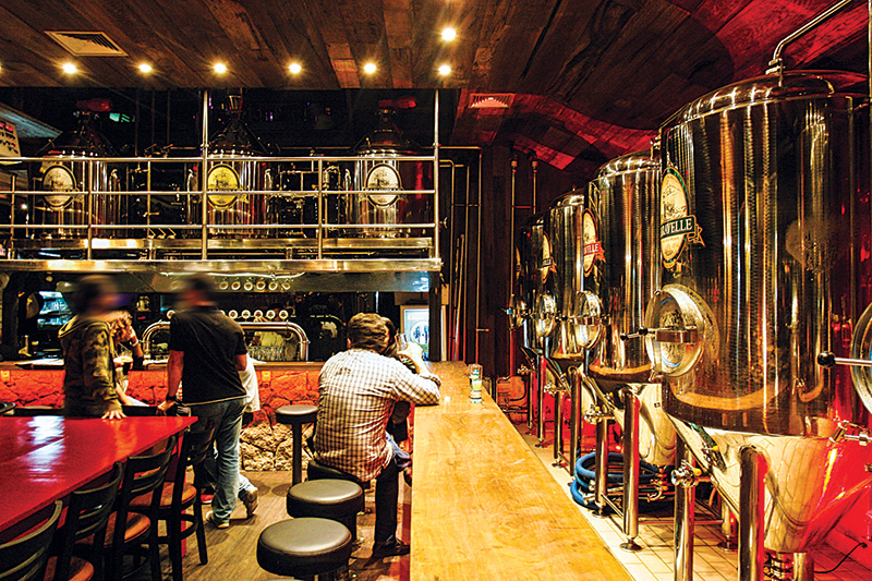 Os tanques de fermentação: a casa fabrica o próprio chope Os tanques de fermentação: a casa fabrica o próprio chope