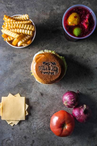 Batata importada, limonada vermelha, logo da marca nos pãos, queijo processado e bons hortifrúti