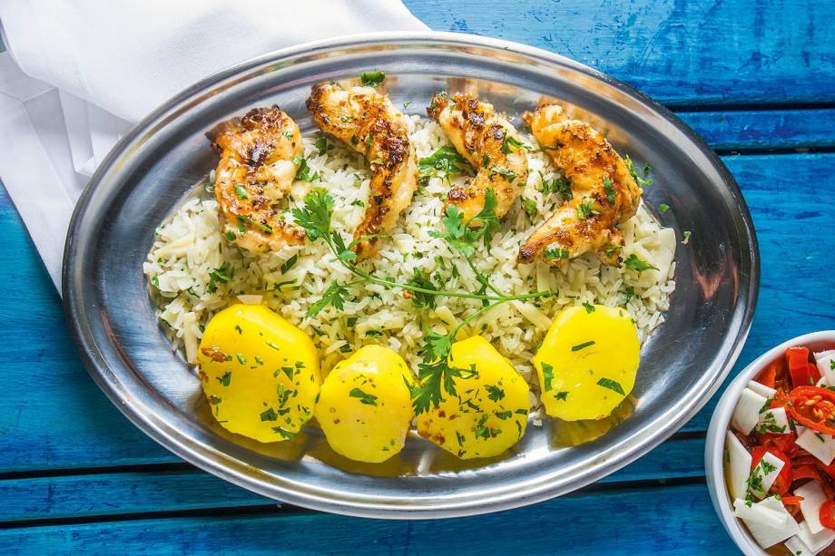 Tamarutaca com arroz de palmito e batata ao açafrão