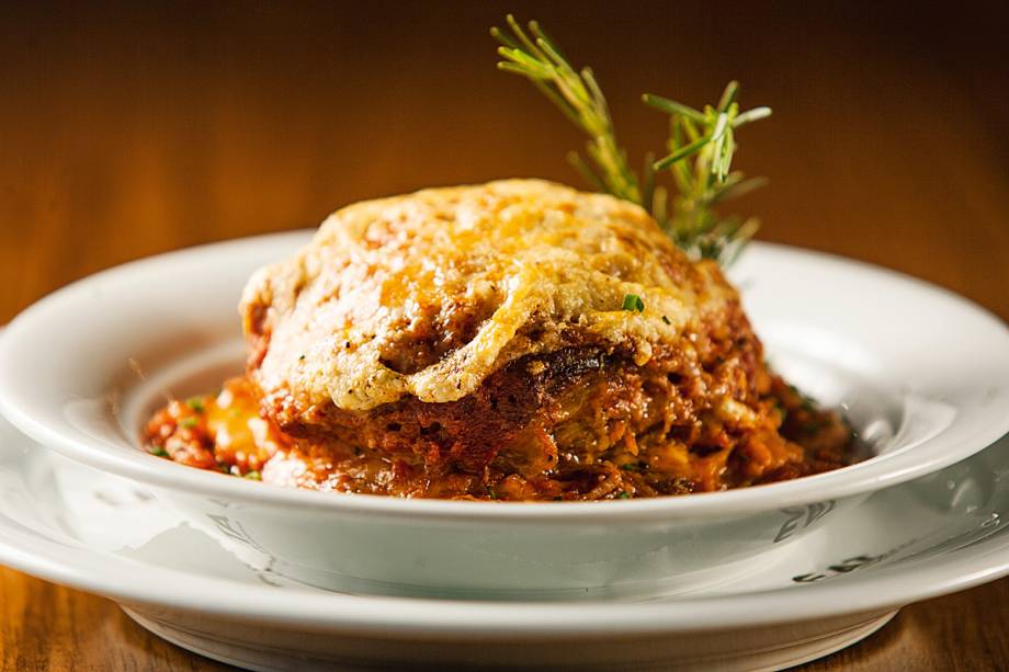 Lasanha: ragu de costela bovina, molho de tomate, mussarela e queijo emmental