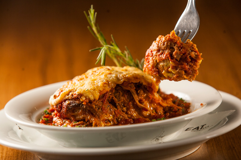 Lasanha recheada de ragu de costela bovina, molho de tomate, mussarela e emmental