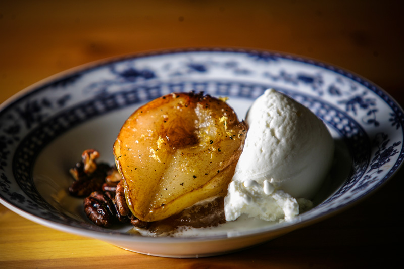 Pera assada com sorvete de nata e praliné de nozes