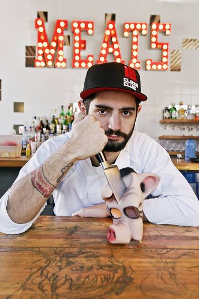 Meats: Paulo Yoller exibe a tatuagem de bacon Meats: Paulo Yoller exibe a tatuagem de bacon