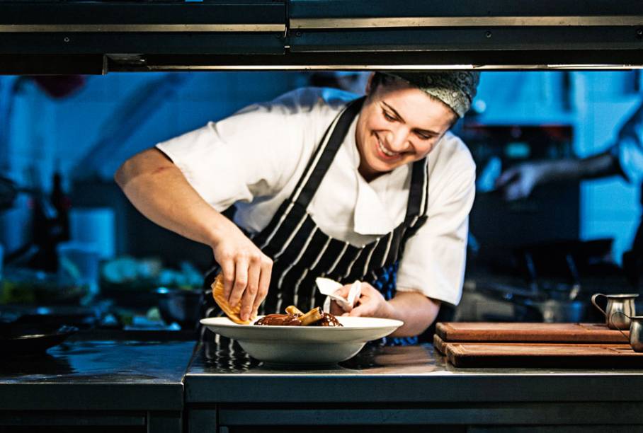 Melhor Cozinha: Chef Elisa Hill confere um toque autoral e gastronômico ao repertório de receitas de pub