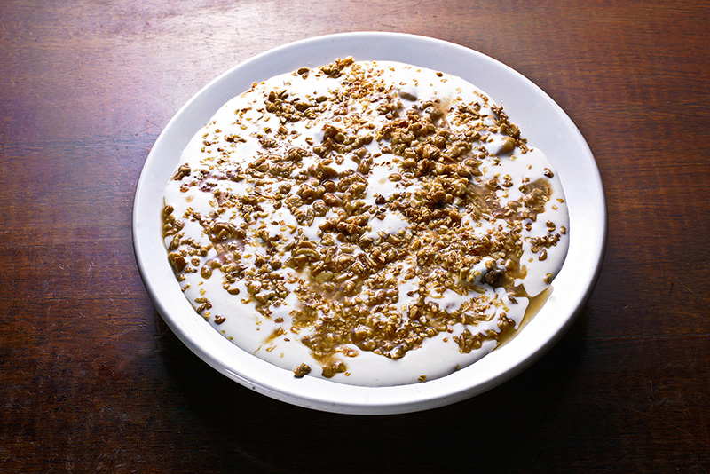 Fatte: pão torrado, carne, grão-de-bico, coalhada fresca, alho e castanha Fatte: pão torrado, carne, grão-de-bico, coalhada fresca, alho e castanha