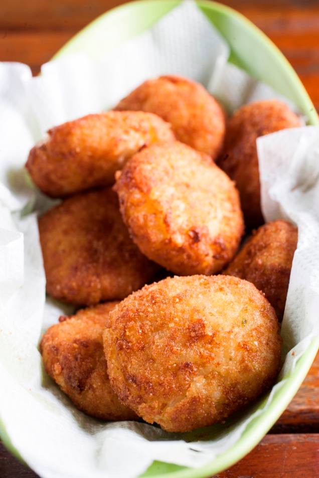 A porção de bolinhos de arroz, alho-poró, mussarela e parmesão é chamada de bárbara A porção de bolinhos de arroz, alho-poró, mussarela e parmesão é chamada de bárbara
