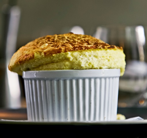 O suflê de queijo gruyère do Marcel está entre as opções do restaurante