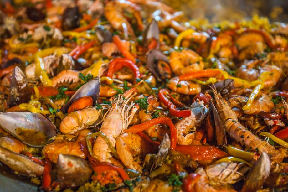 Paella: montada no tacho de 1,2 metro de diâmetros