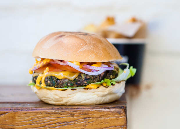 Versão vegetariana: feita com arroz integral, feijão-preto, quiabo, coentro e cebolinha Versão vegetariana: feita com arroz integral, feijão-preto, quiabo, coentro e cebolinha