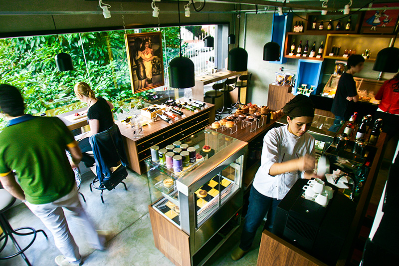 Salão estiloso: decorado com fotos de pessoas cozinhando Salão estiloso: decorado com fotos de pessoas cozinhando