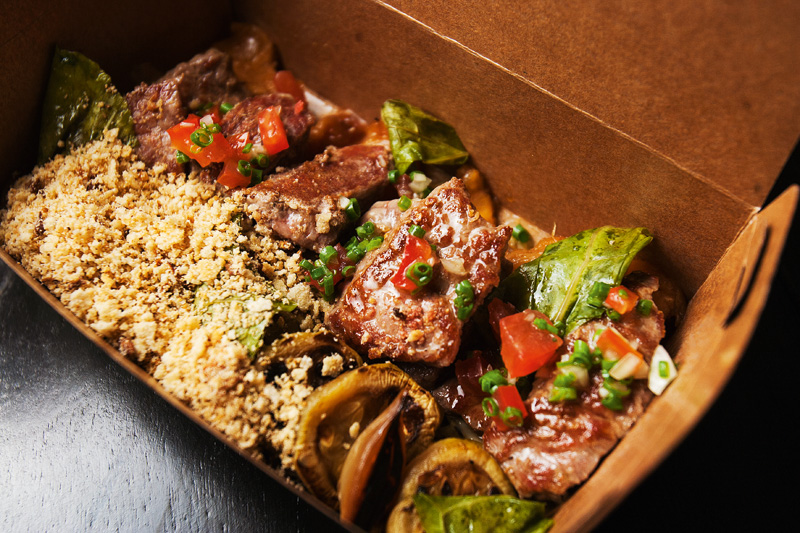 Contrafilé com abacaxi na cachaça, farofa de mandioca e vinagrete Contrafilé com abacaxi na cachaça, farofa de mandioca e vinagrete